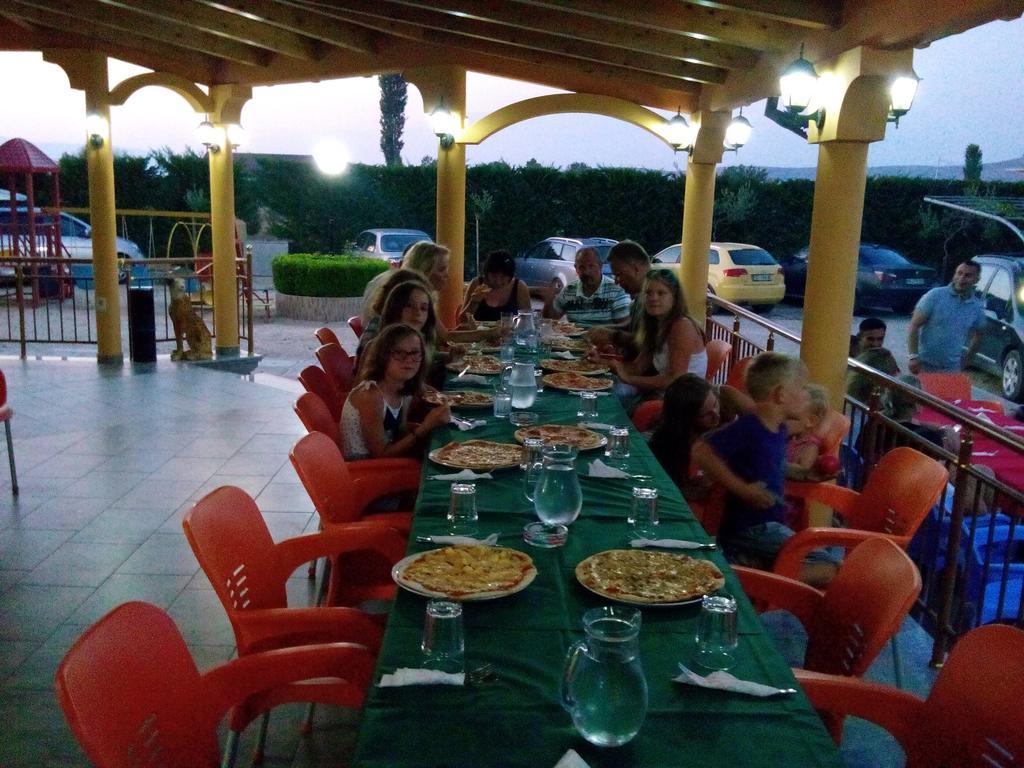Hotel Restaurant Globi Velipoje Luaran gambar